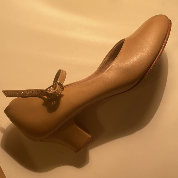 Dance Theater Shoes Sz 6.5 Buckle Strap 2 inch Low Heel Taupe Nude Beige Tan Act - Picture 5 of 8